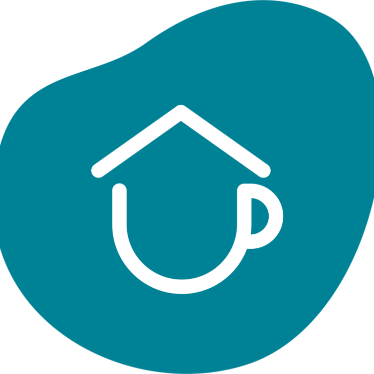 Symbol eines stilisierten, weißen Kaffeebechers mit Hausdach als Henkel auf blauem Hintergrund, das Gemütlichkeit und Zuhause vermittelt.